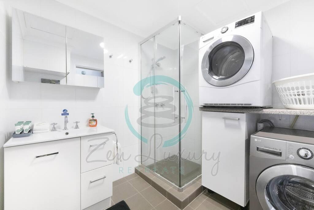 Zen Marina: 1-BR Executive Apartment By The Bay - Housity