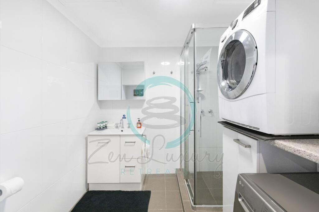 Zen Marina: 1-BR Executive Apartment By The Bay - Housity