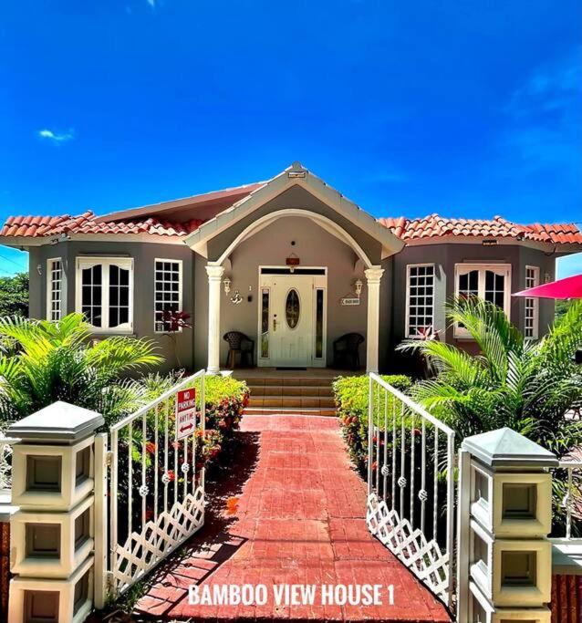 Bamboo House- (electric generator) 8 min to beach - Housity