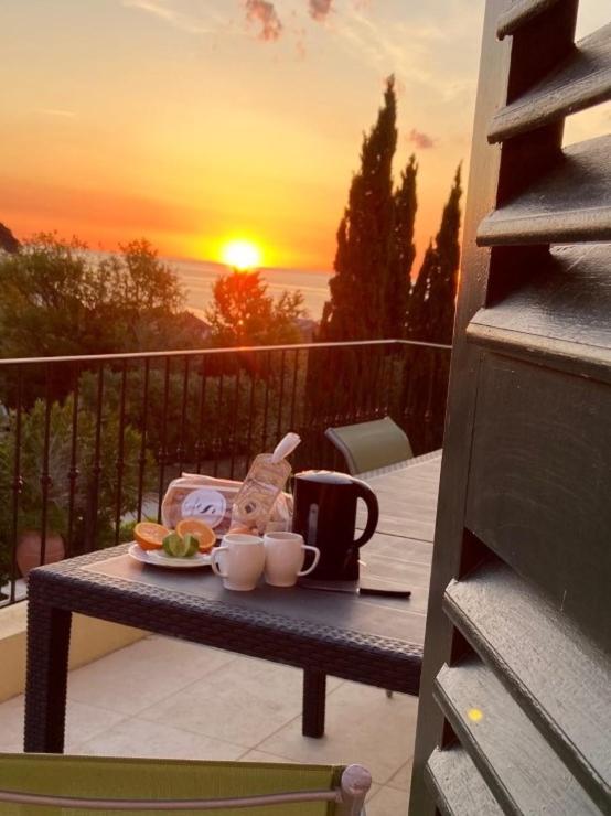 Balcon ou terrasse dans l'établissement Erbalunga - Résidence Les Bosquets - Cap corse Location