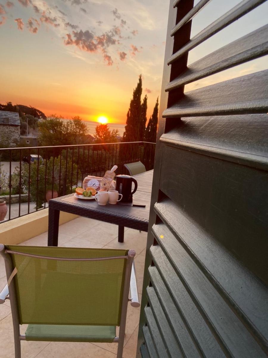 Balcon ou terrasse dans l'établissement Erbalunga - Résidence Les Bosquets - Cap corse Location