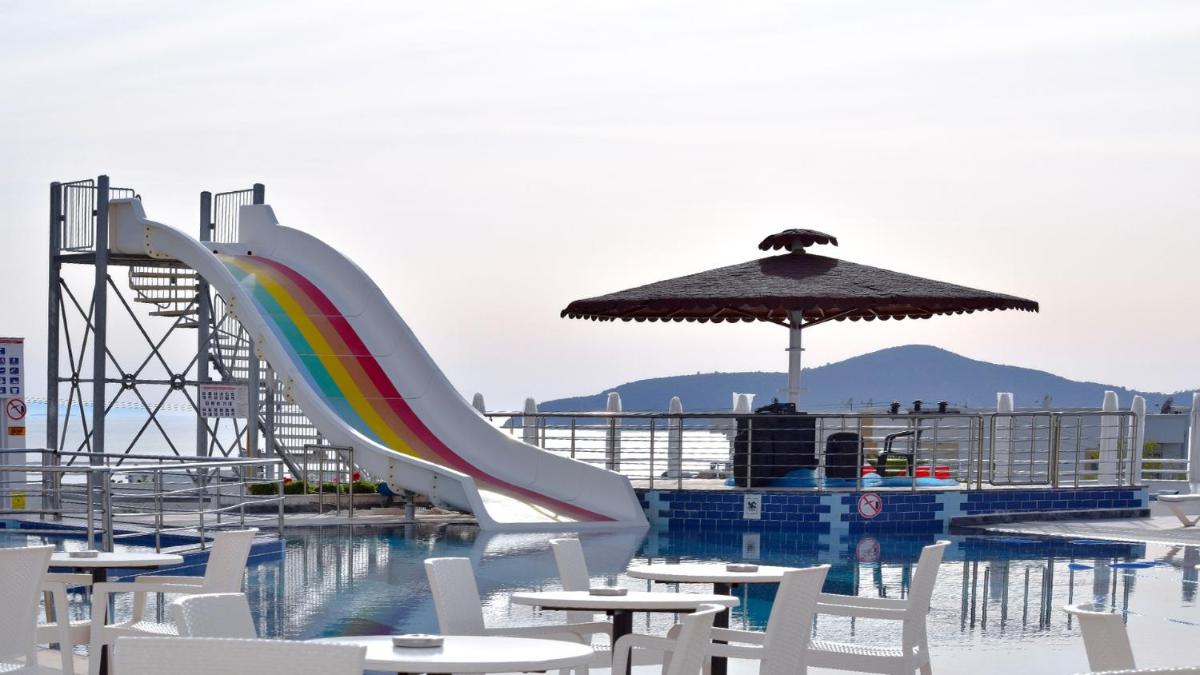 Roseira Beach Resort - Housity