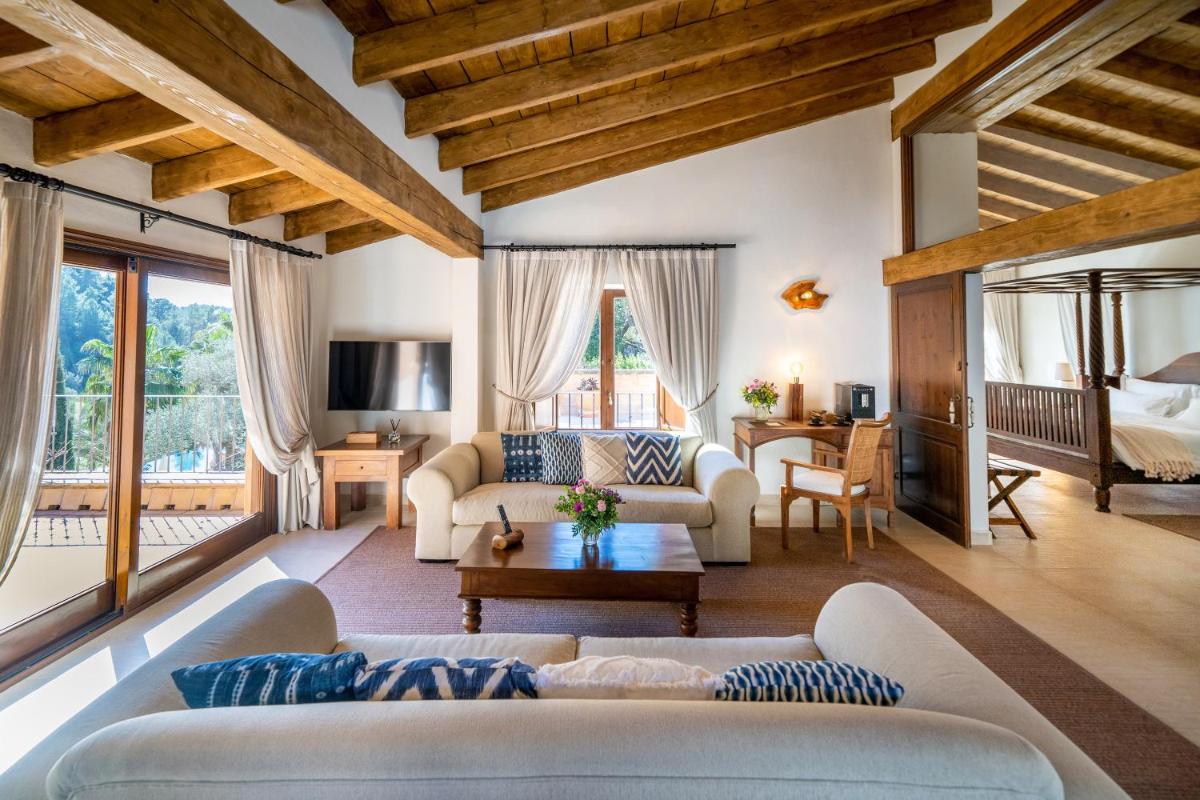 una sala de estar con un sofá y una mesa en Finca Ratxo Hotel, member of Melia Collection, en Puigpunyent