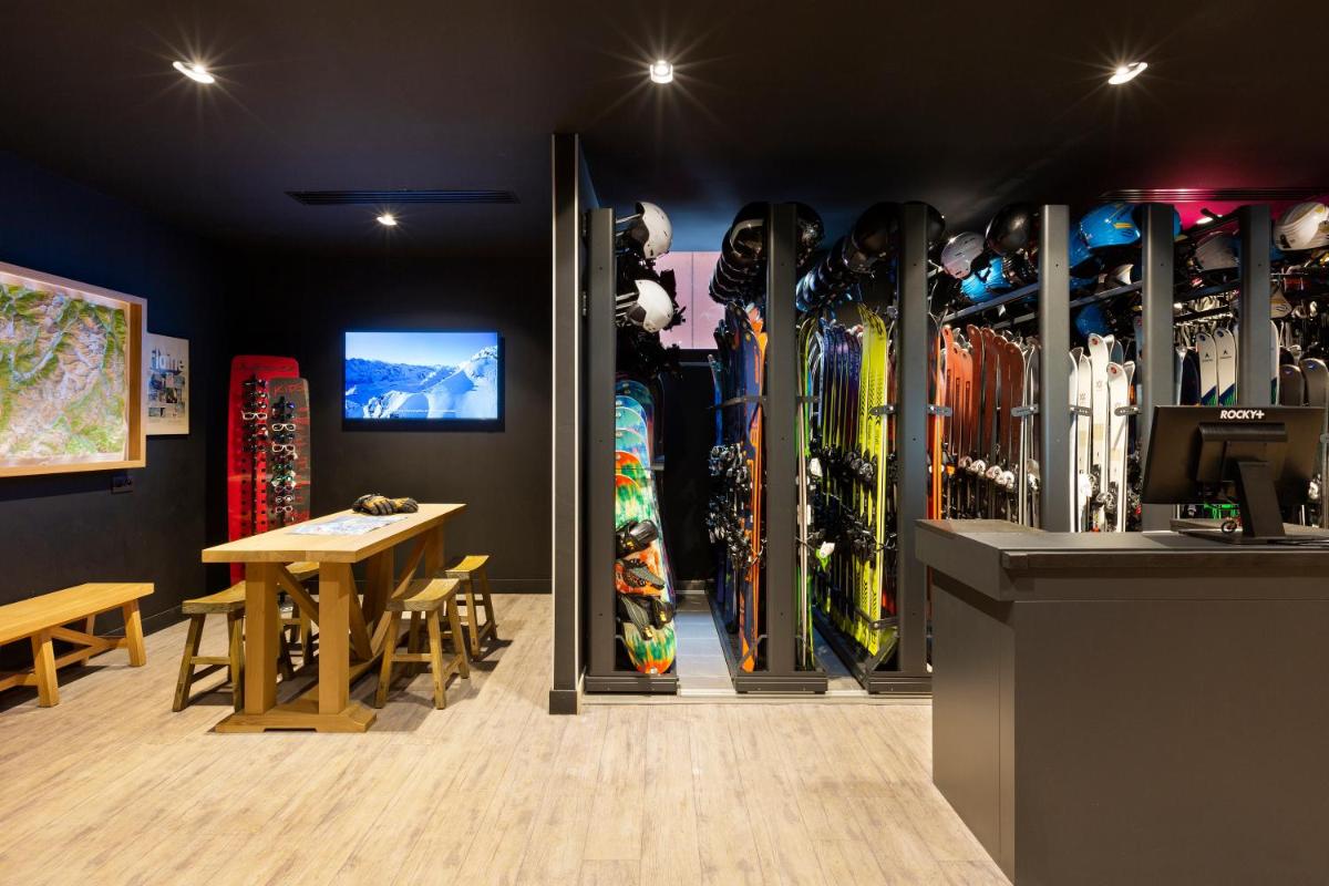 Télévision ou salle de divertissement dans l'établissement RockyPop Flaine Hotel & Spa