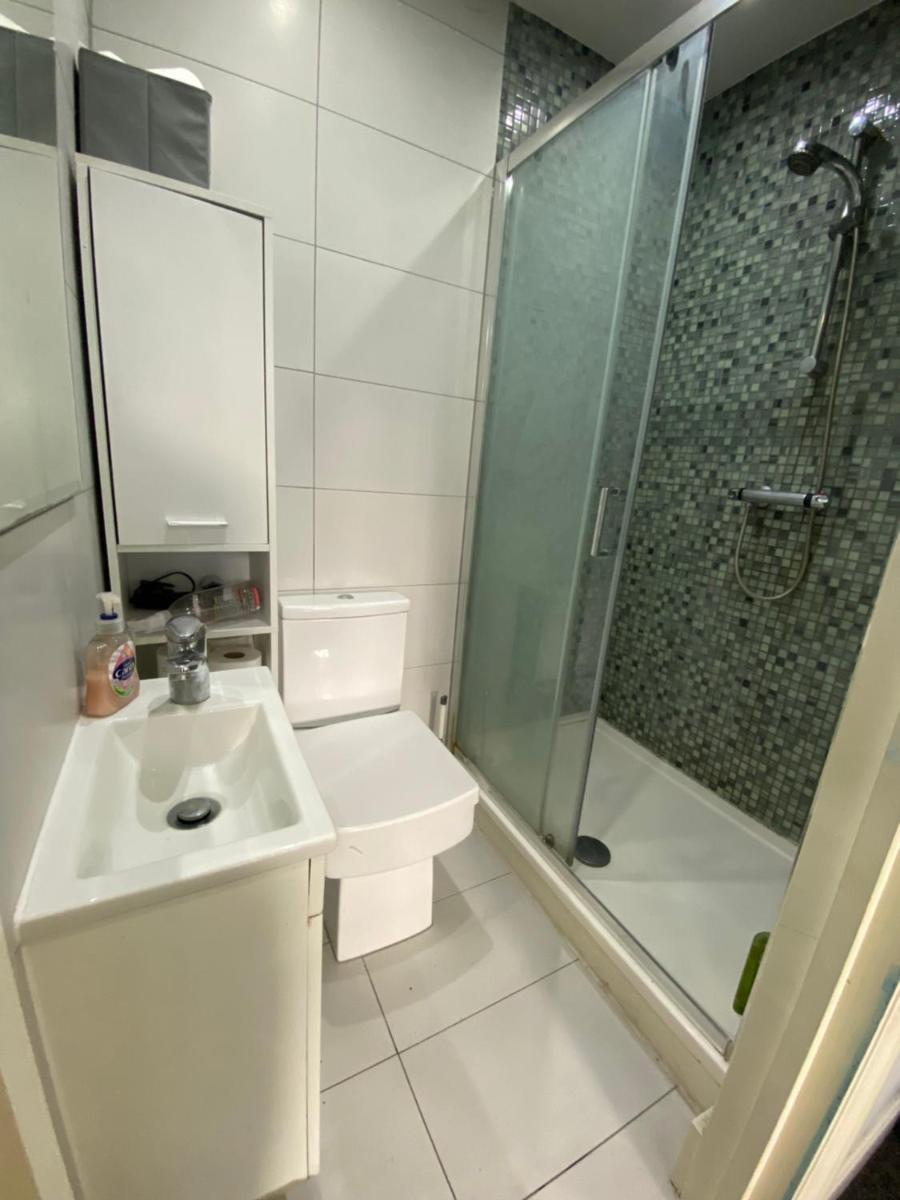 Luxurious En-Suite in the heart of stratford - Housity