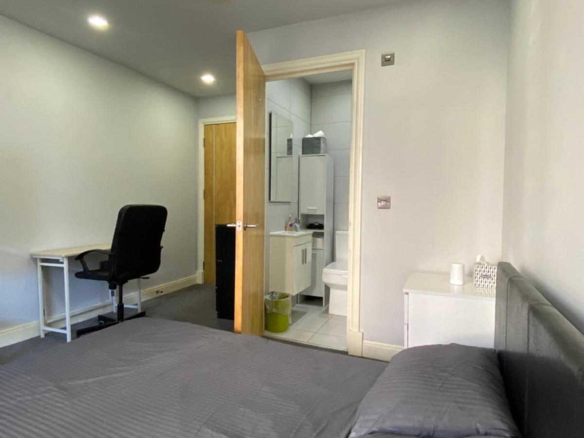 Luxurious En-Suite in the heart of stratford - Housity