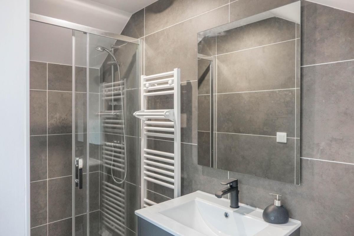 Beau quartier et central, maison spacieuse avec cour, 3 chambres, 3 salles de bains à 10 min à pied de la gare - Housity