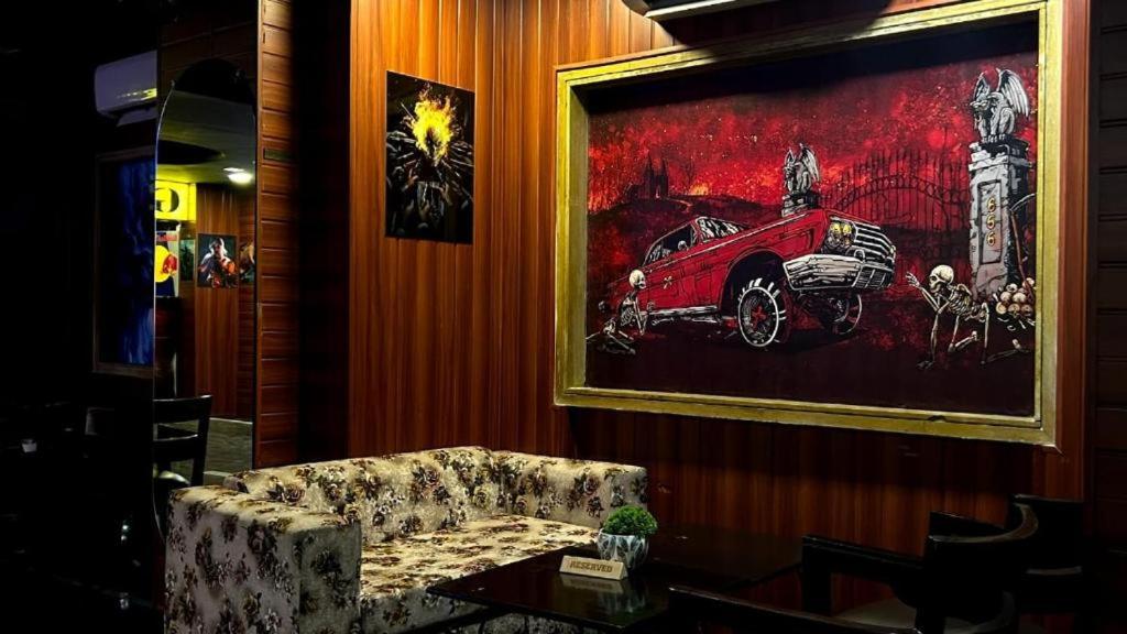 Hotel GVS-24 CLUB, Rooftop Cafe! swimming pool! Karaoke Music! - Hizvo