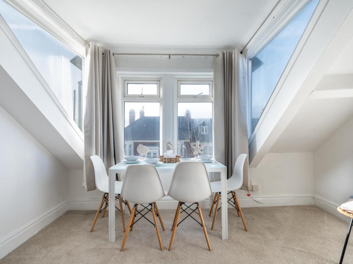 Cosy Coastal Apartment - Housity