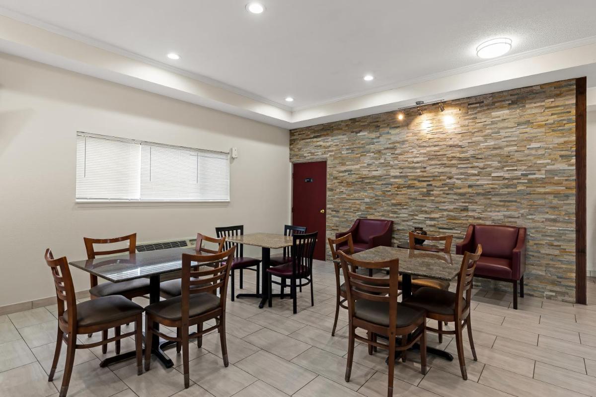 Red Lion Inn & Suites Caseyville - Housity