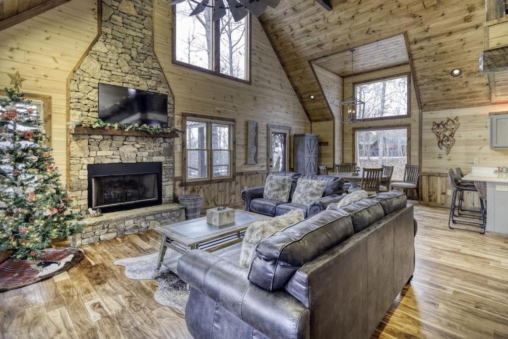 WolfCabin Lux Family Home, Fire Pit, Hot Tub, ADA ramp, ez paved rds - Housity
