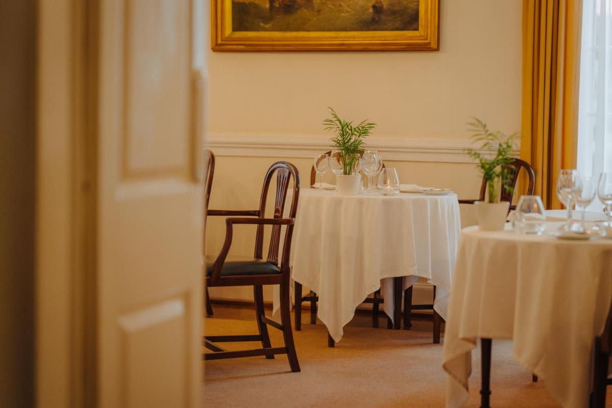 Um restaurante ou outro lugar para comer em Quinta da Bela Vista