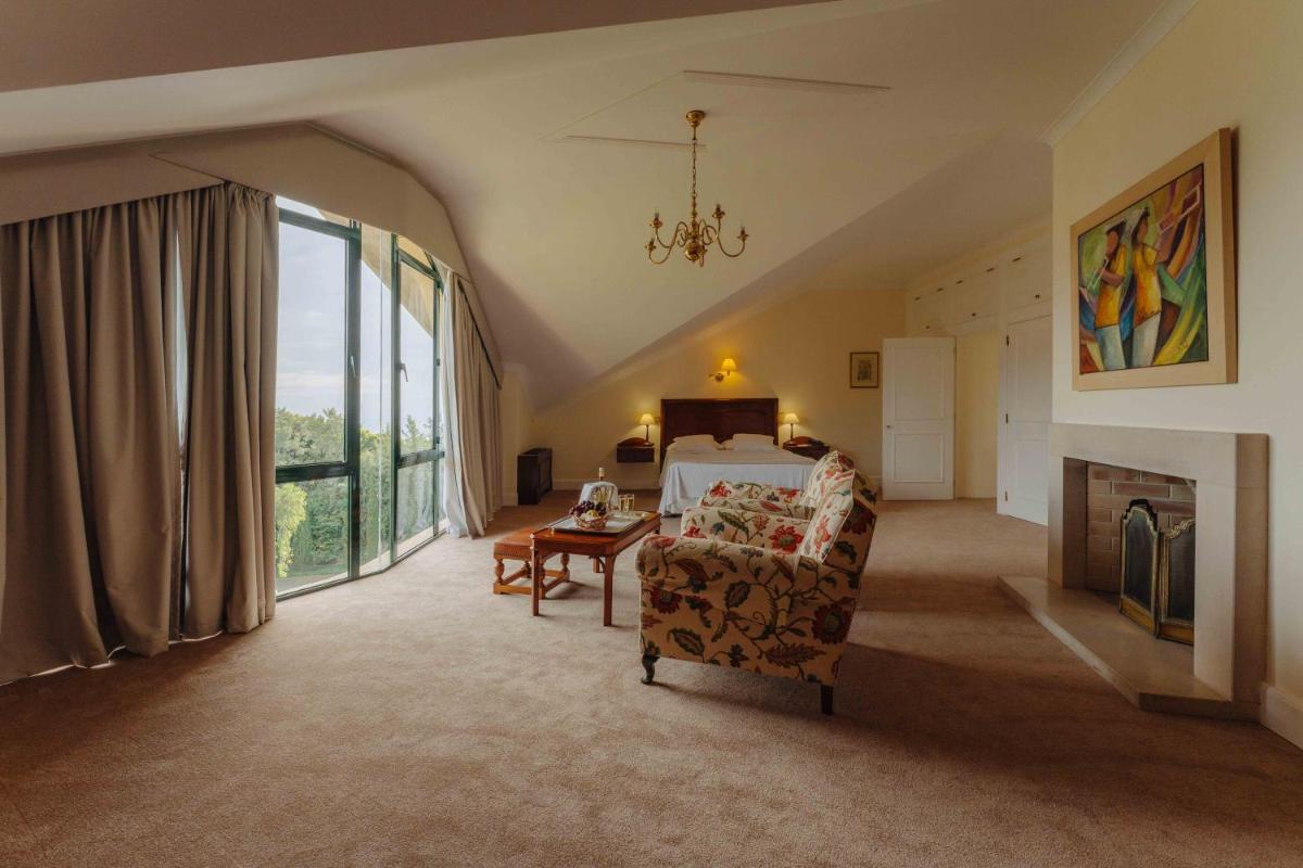 um quarto amplo com uma cama, uma mesa e uma janela em Quinta da Bela Vista no Funchal mais 131 fotografias