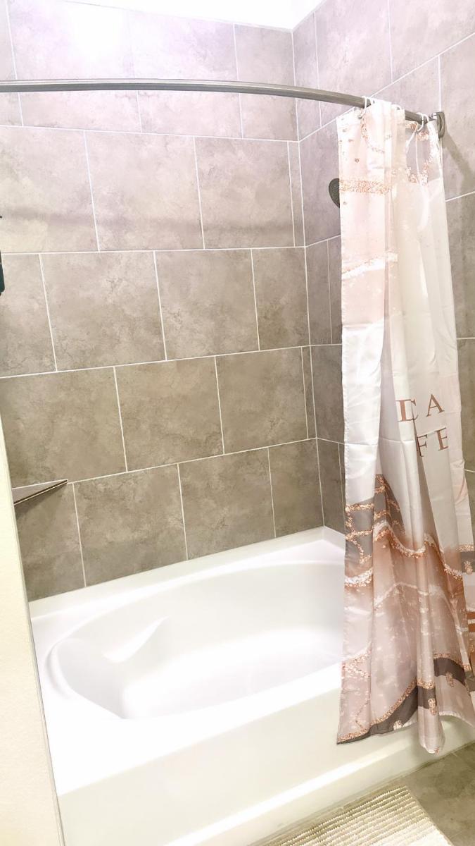 Downtown Houston Cozy Queen Suite - Housity