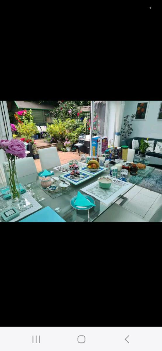 Homestay, Upmarket, Wimbledon & Southfields; beside tube; (20 mins to centre) walk to Tennis : - Housity