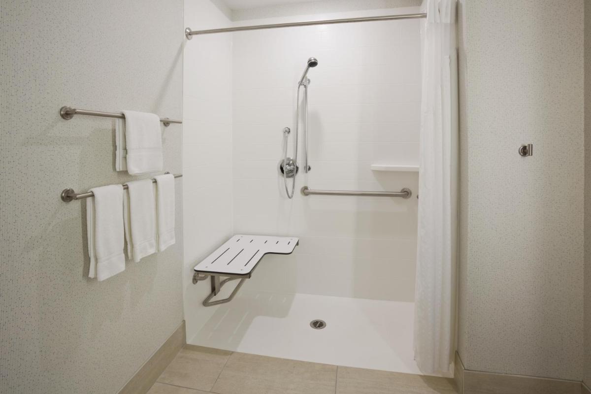 Holiday Inn Express & Suites Minneapolis - West End by IHG - Housity