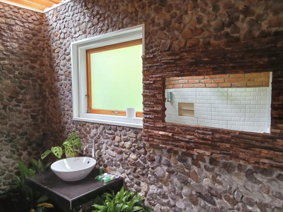 Suitetrails - Air Manis Hillside Villa Cafe & Resto