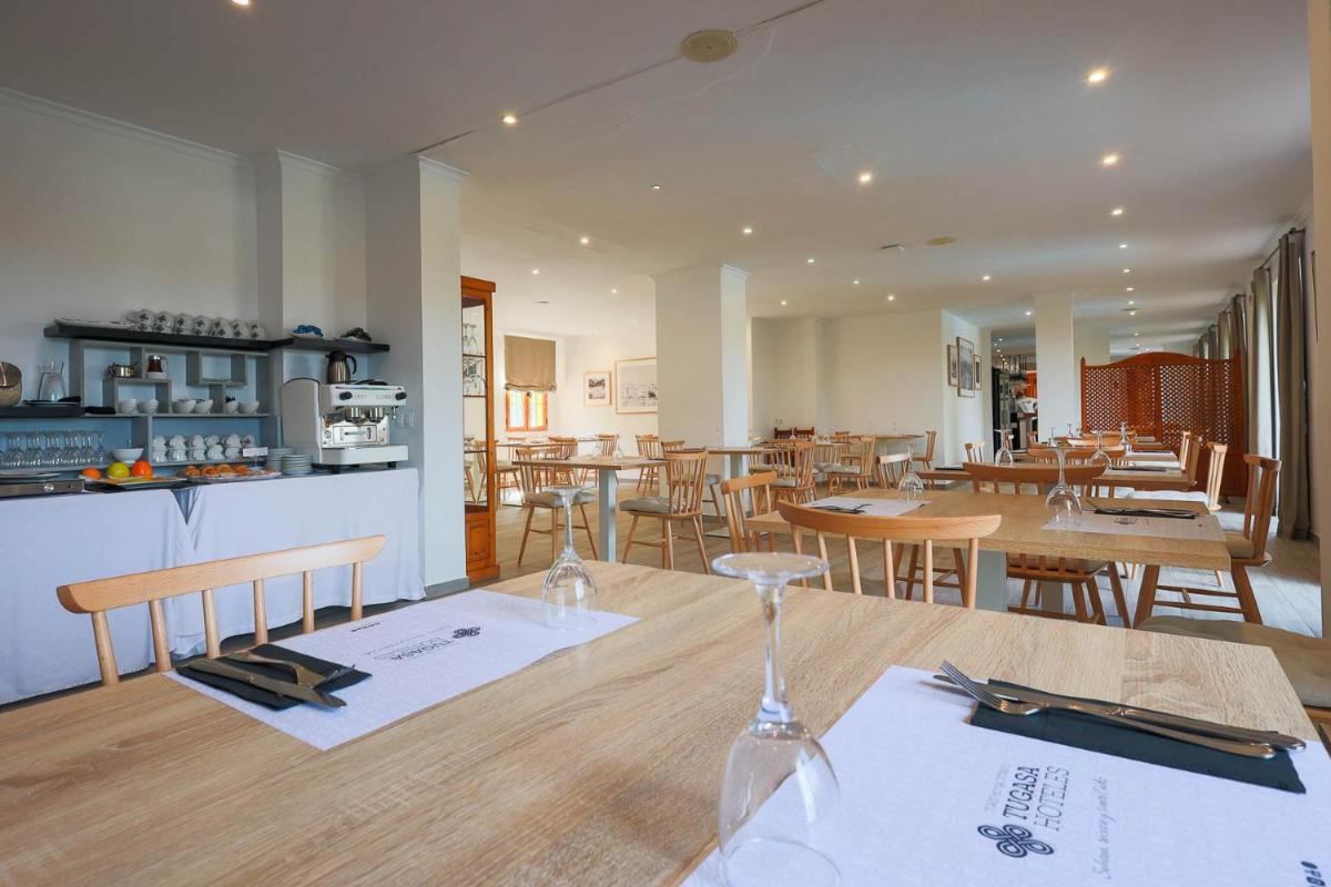Hotel Tugasa El Almendral - Housity