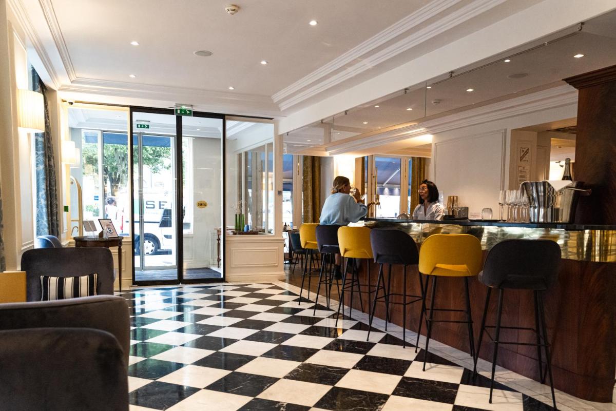 Coin salon dans l'établissement Hôtel de Sèze & Spa Bordeaux Centre