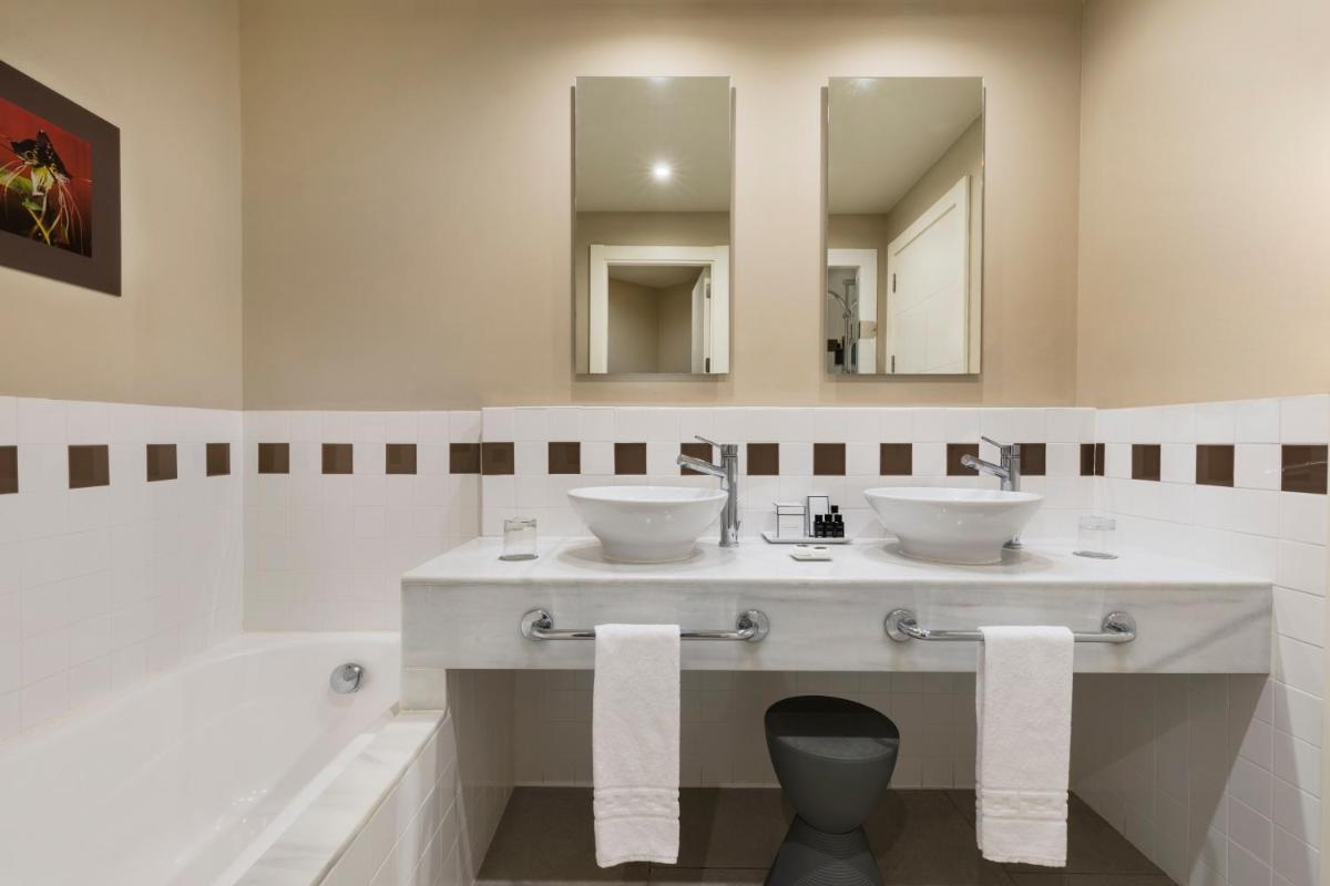 Un baño de Precise Resort El Rompido-The Hotel
