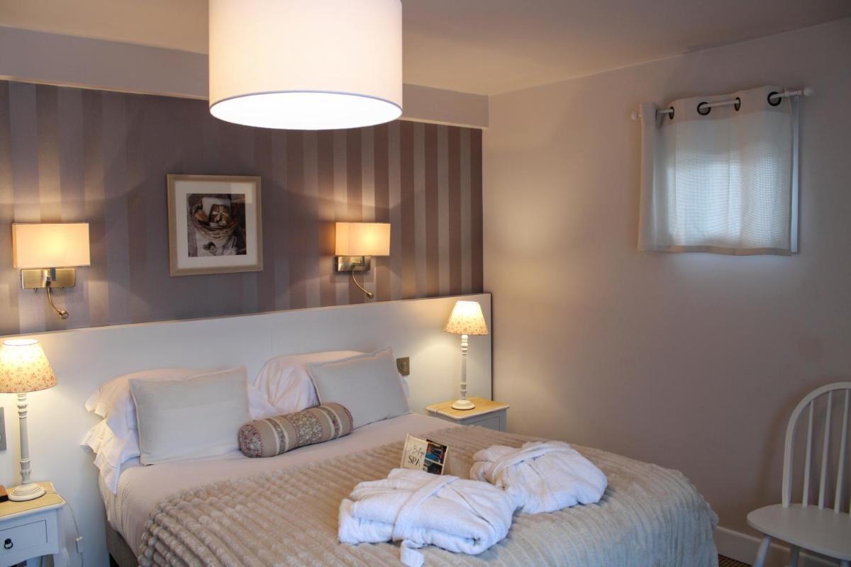 Un ou plusieurs lits dans un hébergement de l'établissement Le Bailliage Hôtel & Spa