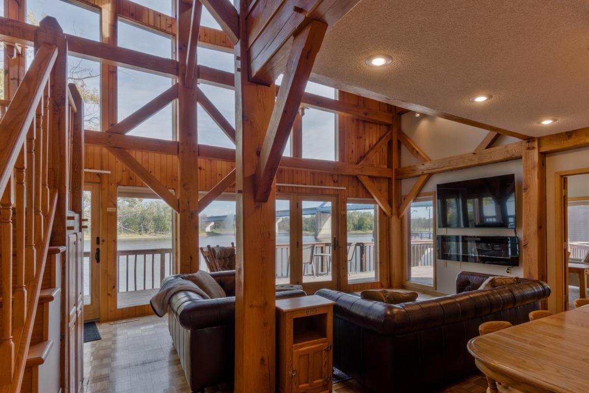 Custom Waterfront Lodge, 4 bed, 4 Bath, Sleeps 12! - Housity