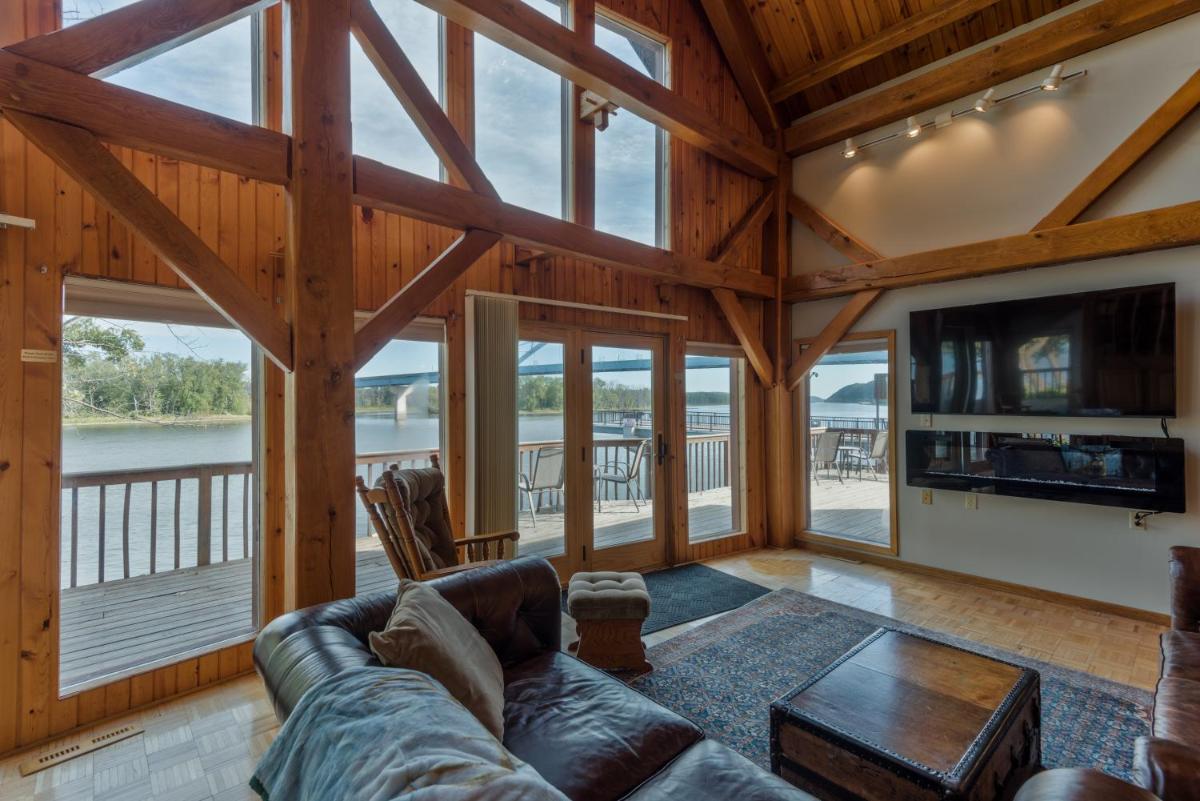 Custom Waterfront Lodge, 4 bed, 4 Bath, Sleeps 12! - Housity