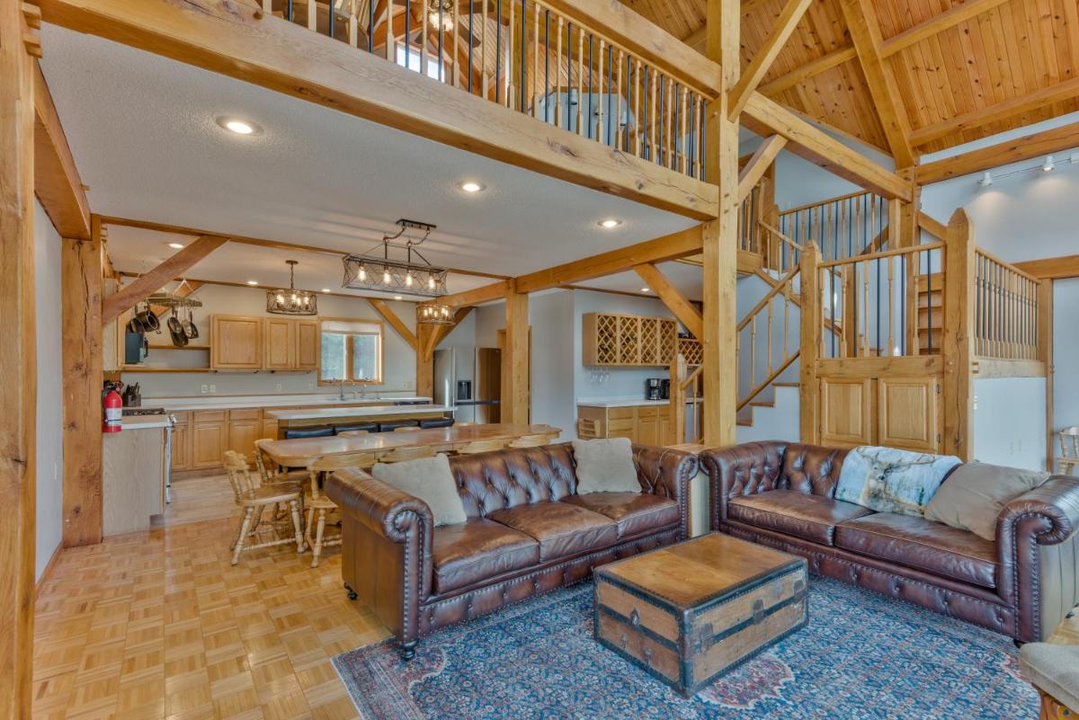 Custom Waterfront Lodge, 4 bed, 4 Bath, Sleeps 12! - Housity