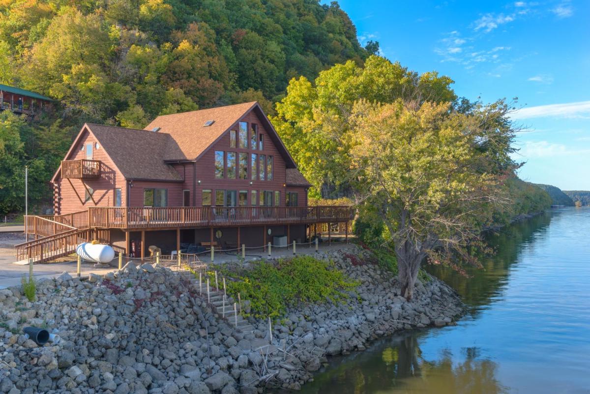 Custom Waterfront Lodge, 4 bed, 4 Bath, Sleeps 12! - Housity