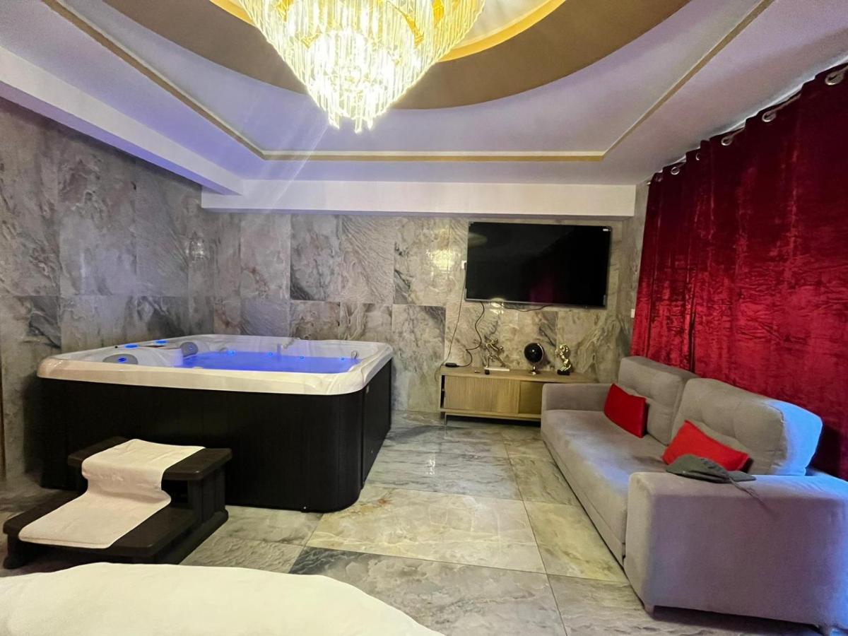Golden Love - Jacuzzi - Housity