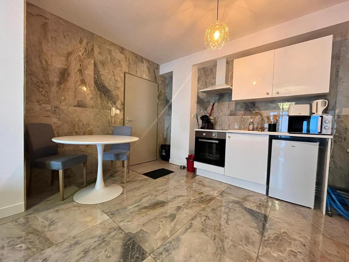 Golden Love - Jacuzzi - Housity