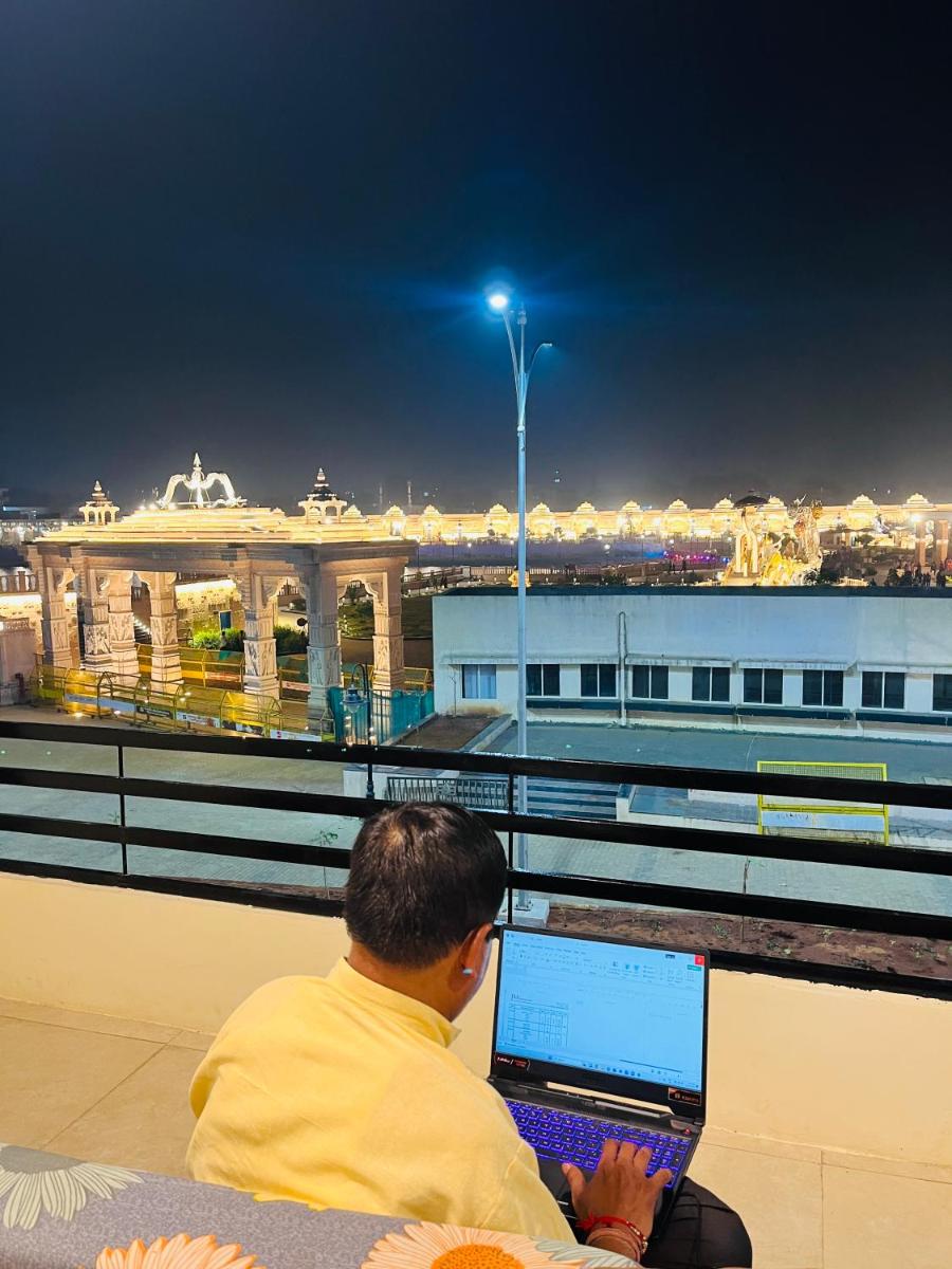 Tiwari G Shridhara Hotel - Housity