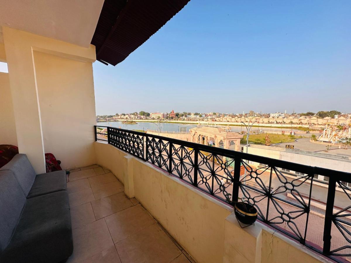 Tiwari G Shridhara Hotel - Housity