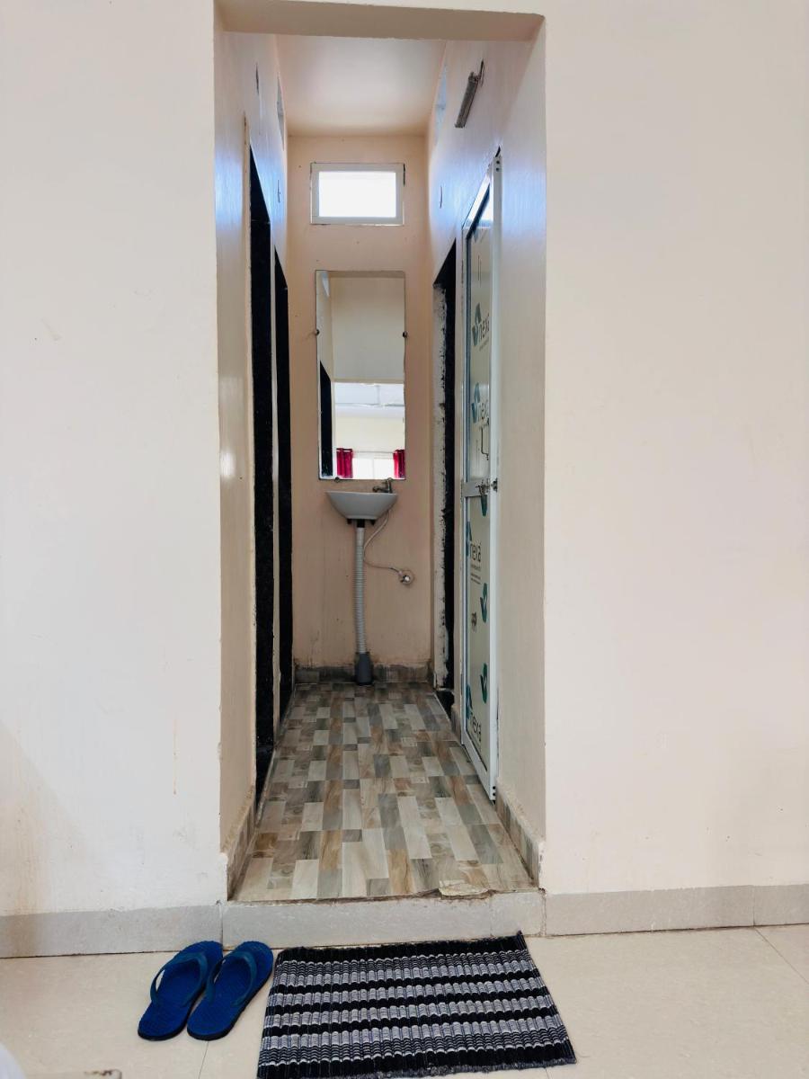 Tiwari G Shridhara Hotel - Housity