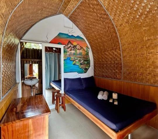 L Cafe Restobar & Lyn's Guest House - Housity