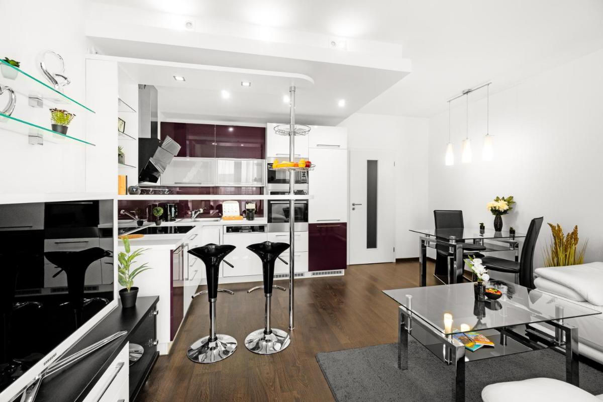 Suitetrails - BNB New Beautiful Apartment in the Center of Ostrava with option Garage Parking