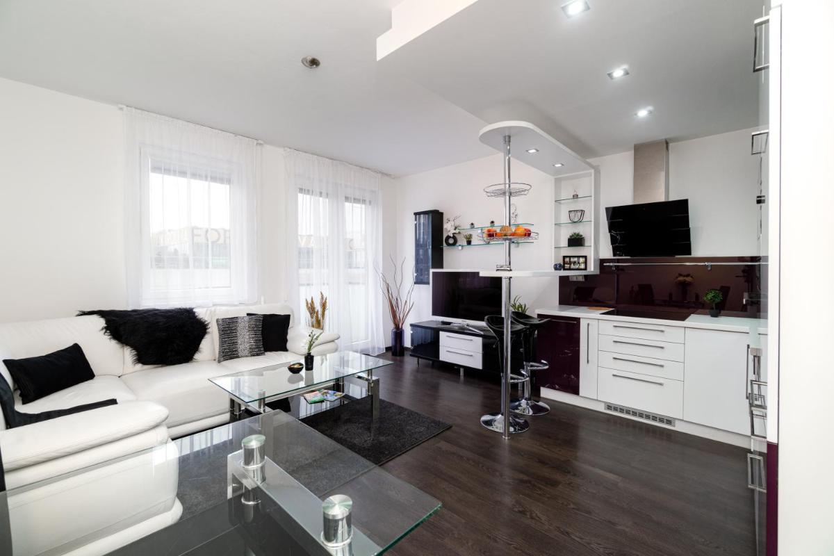 Suitetrails - BNB New Beautiful Apartment in the Center of Ostrava with option Garage Parking