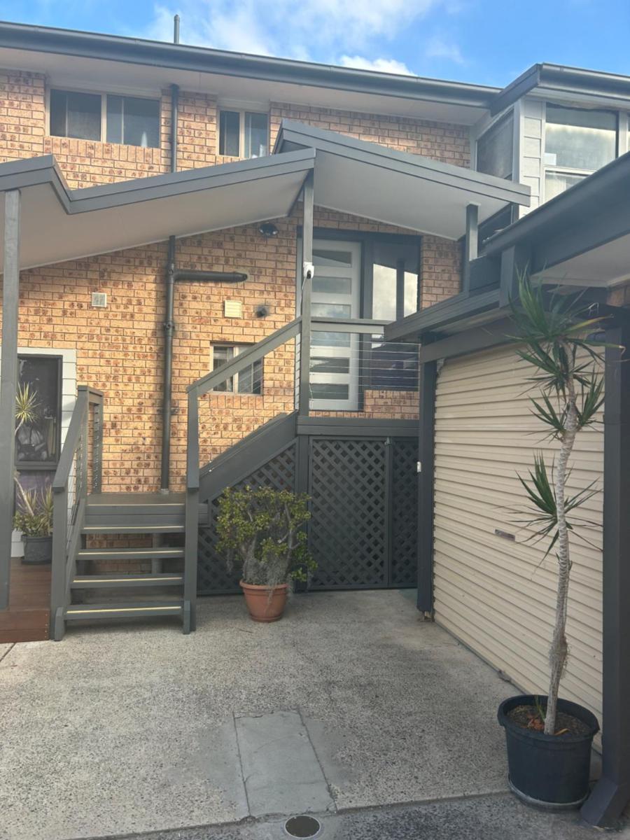 Four Bedroom Lake Side House Recent Reno - Housity
