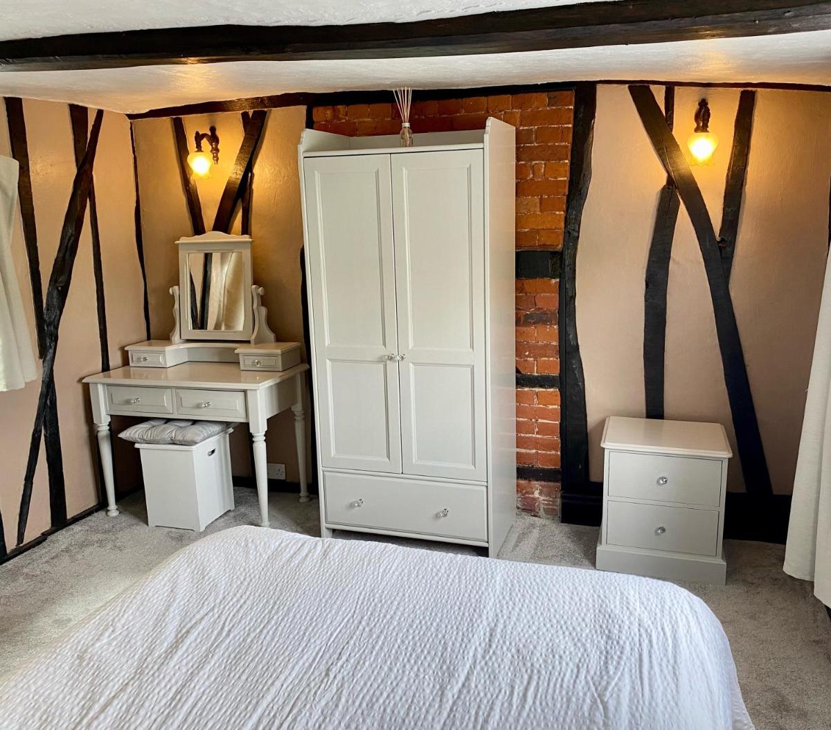 Comfy Cottage Homestay Nr Chelmsford. Free Parking Great Views. - Housity
