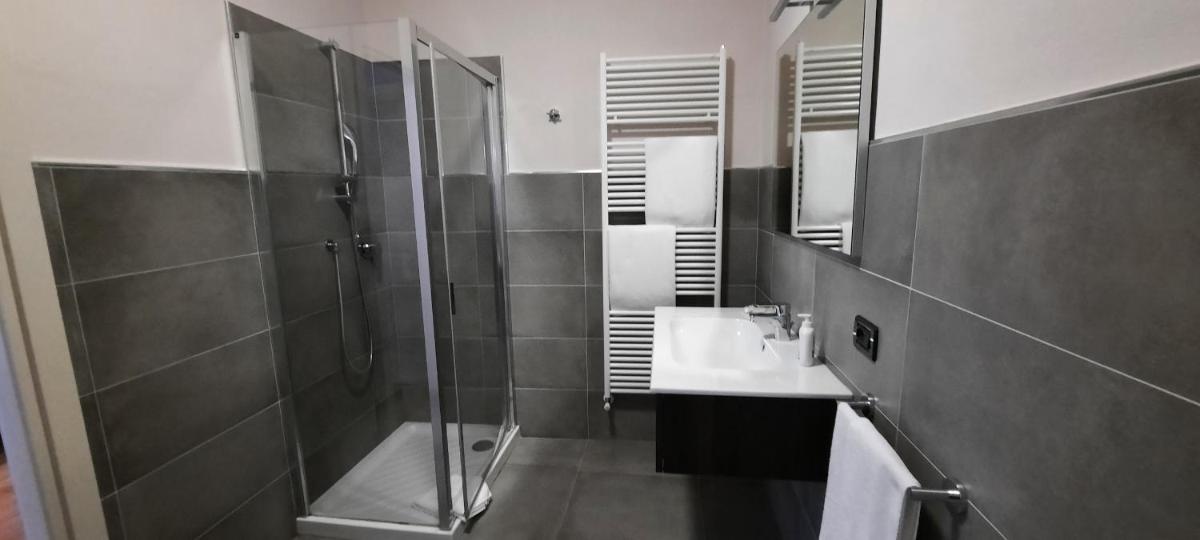 Cà Trifolera Barbaresco - Camera DOPPIA con bagno - IN ROMANTICO CASCINALE NEI VIGNETI CON CANTINA - Housity
