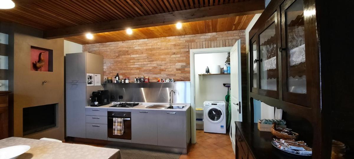 Cà Trifolera Barbaresco - Camera DOPPIA con bagno - IN ROMANTICO CASCINALE NEI VIGNETI CON CANTINA - Housity