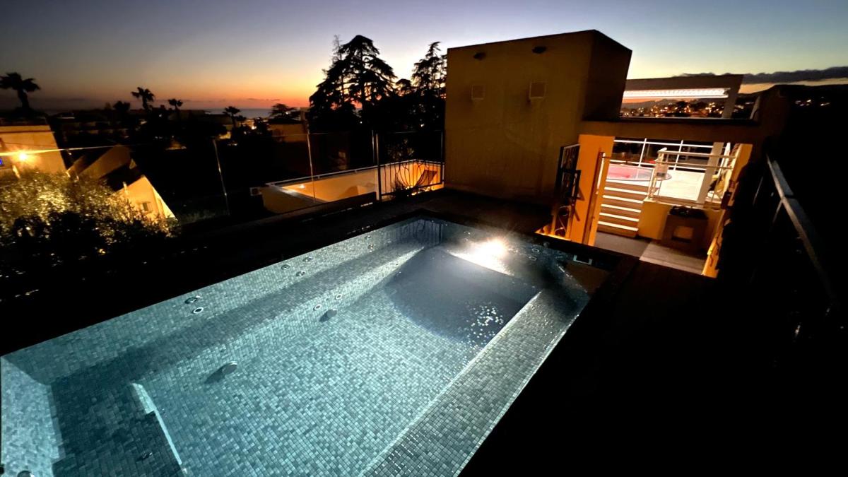Piscine de l'établissement La Bastide de l'Oliveraie ou située à proximité