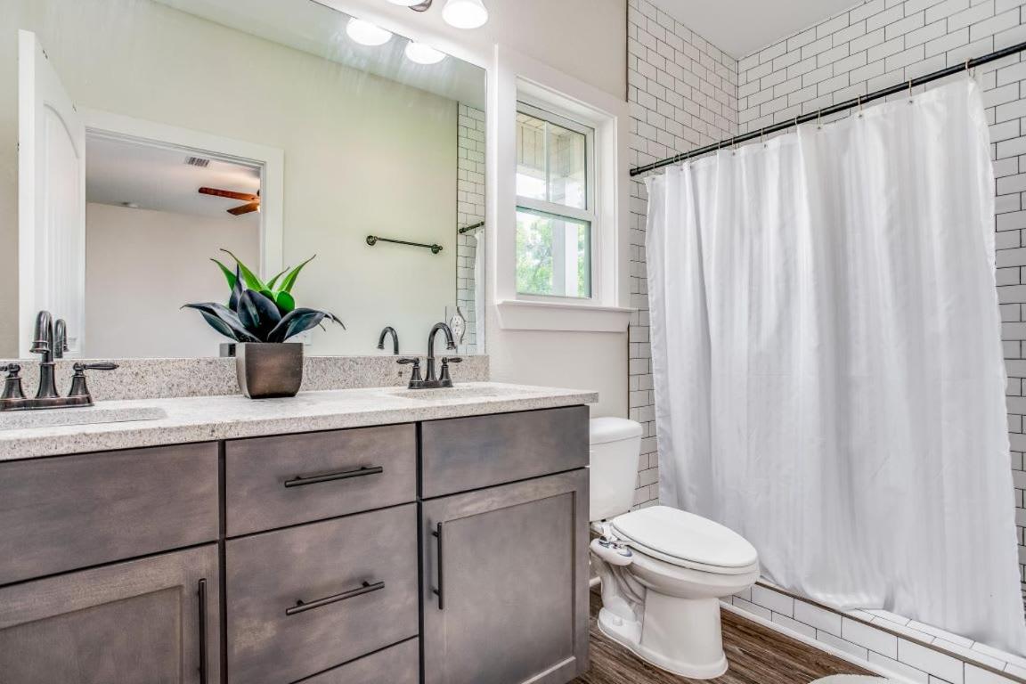 Beach Flow Bungalow-Mins to Downtown-Dining-Base - Housity