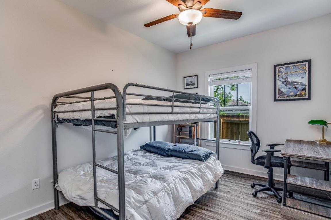 Beach Flow Bungalow-Mins to Downtown-Dining-Base - Housity