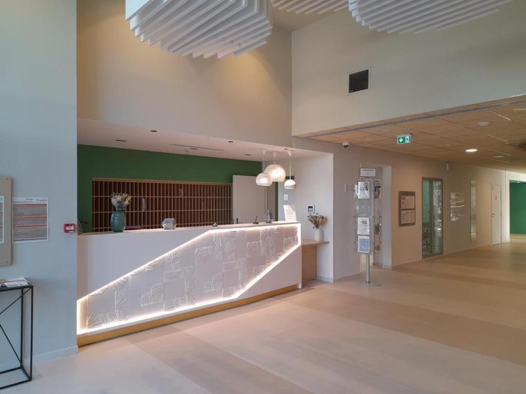un hall d'un hôpital avec un comptoir de réception dans l'établissement DOMITYS L'ALLIACEE - Résidence Services Séniors, à Achères