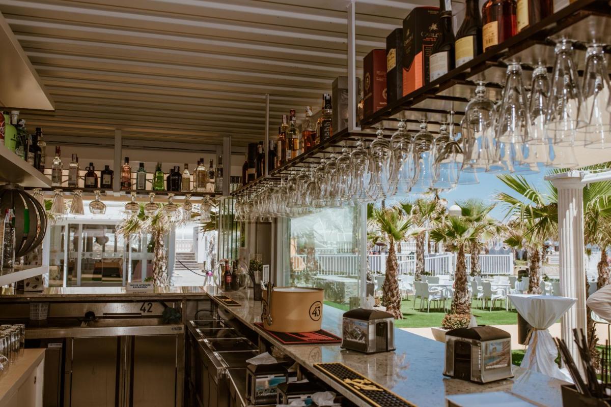El salón o zona de bar de Hotel & Spa Entremares