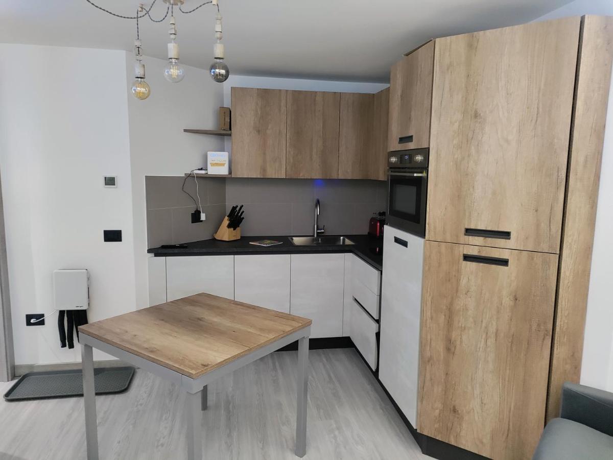 TANA DELLA MARMOTTA - renovated, ski in ski out, turkish bath, garage, storage - Hizvo