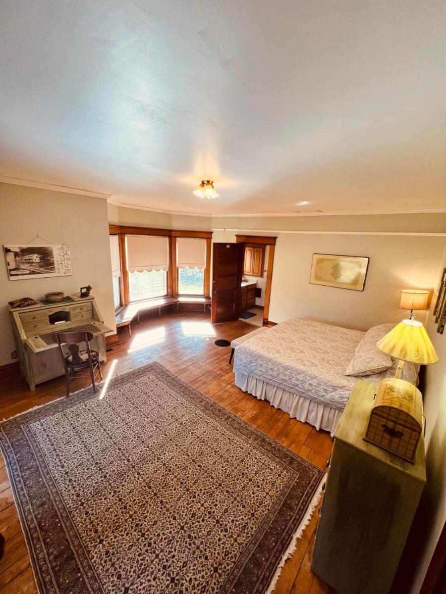 Laurel River Club Bed & Breakfast or LRCBNB - Housity