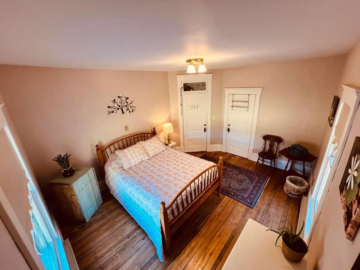 Laurel River Club Bed & Breakfast or LRCBNB - Housity