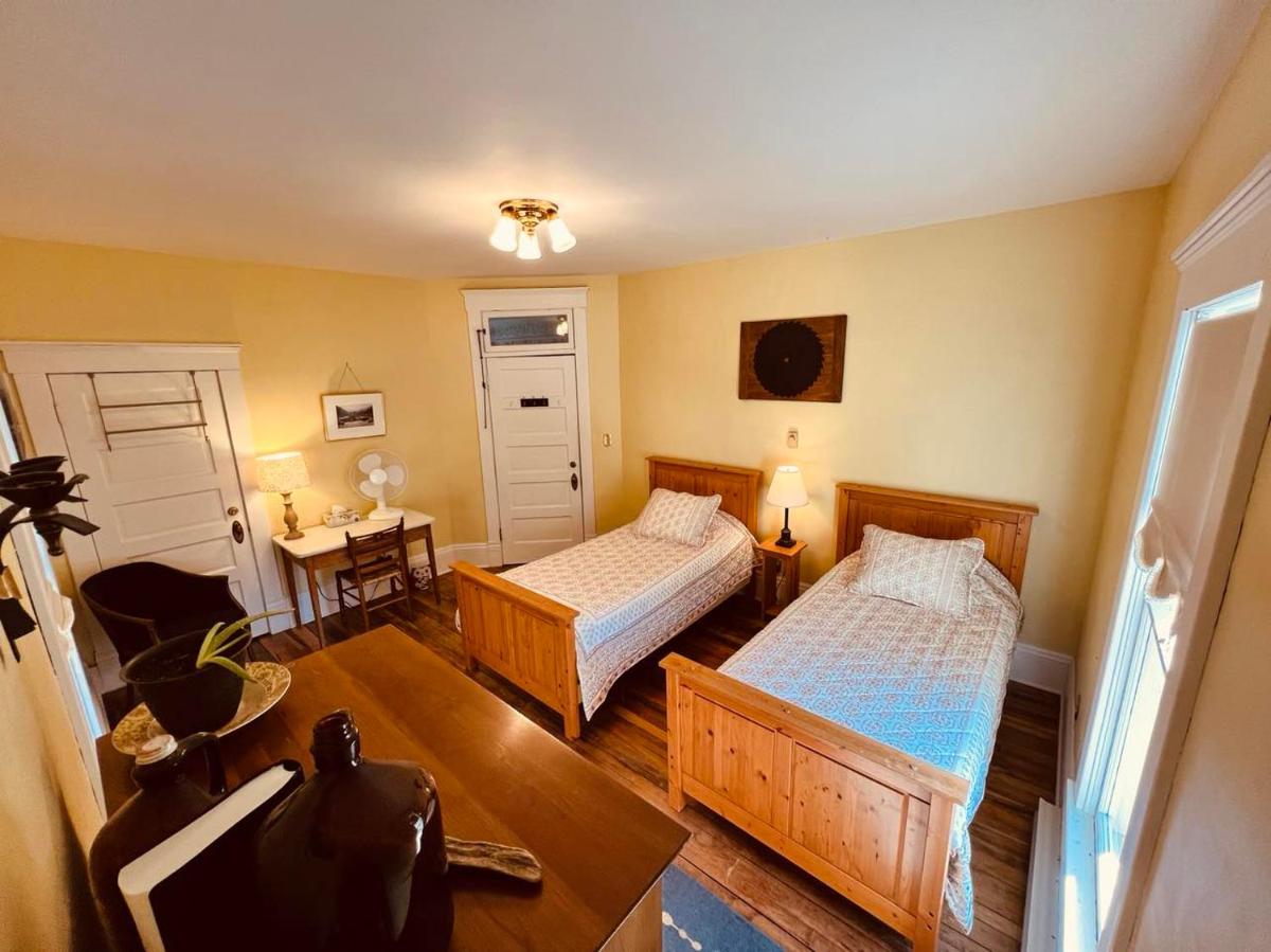 Laurel River Club Bed & Breakfast or LRCBNB - Housity